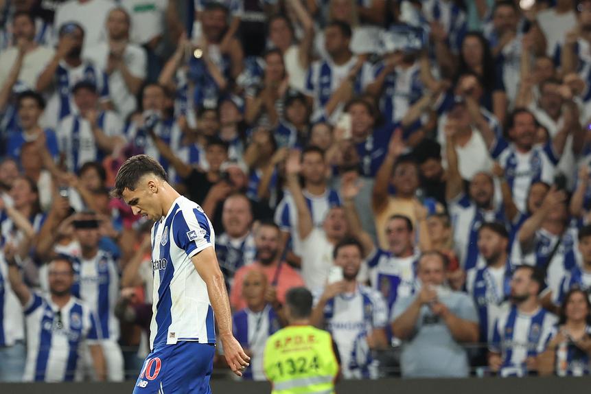 Gabri Veiga saiu com queixas do
clássico contra o Benfica. O espanhol 
sofreu um estiramento, sem gravidade — Foto: Catarina Morais/Kapta+