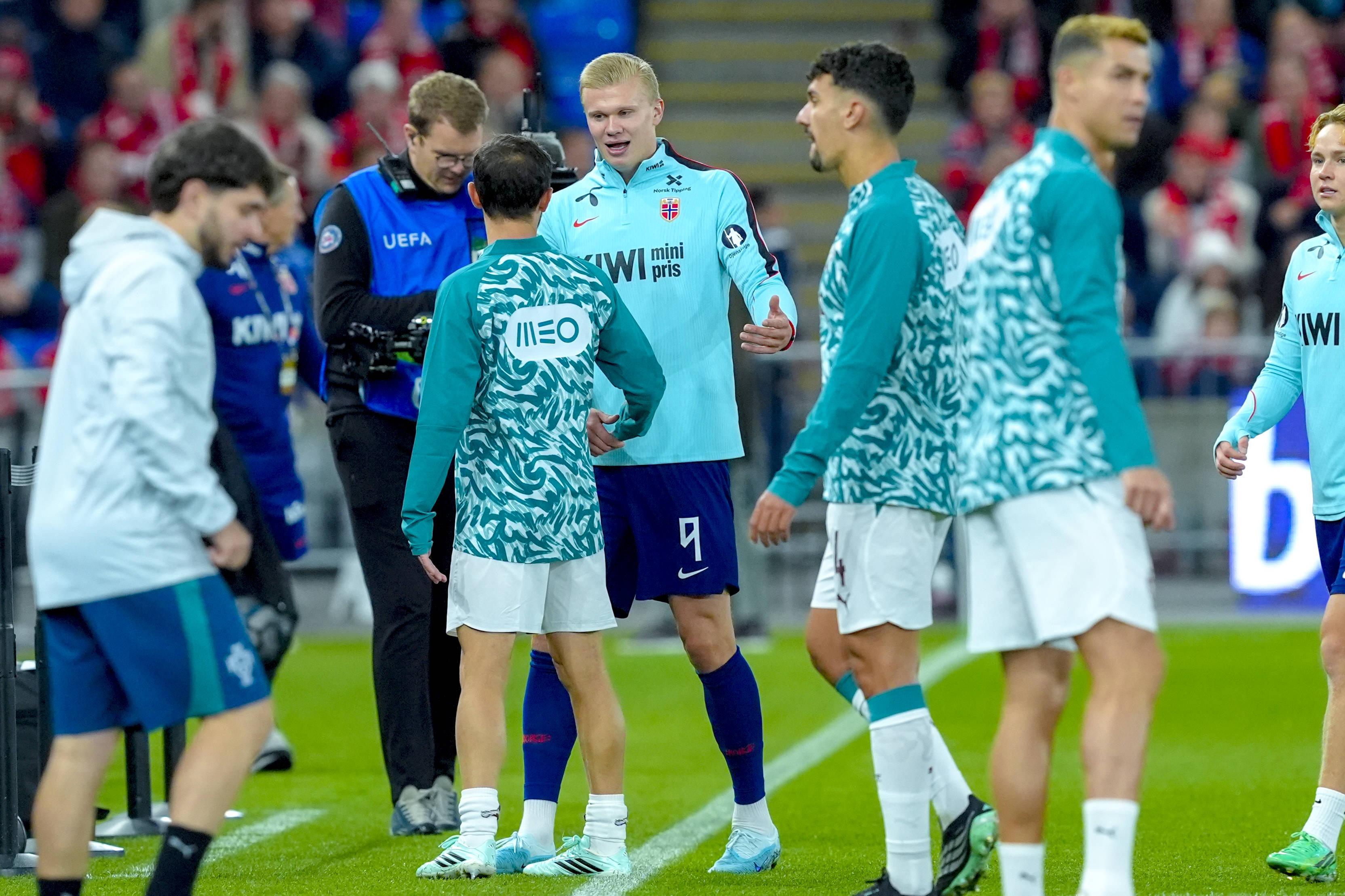 Erling Haaland reecontrou Bernardo Silva no Noruega-Benfica da Liga das Nações. Foram companheiros de equipa no Man. City antes do o português rumar ao Real Madrid - Foto: IMAGO