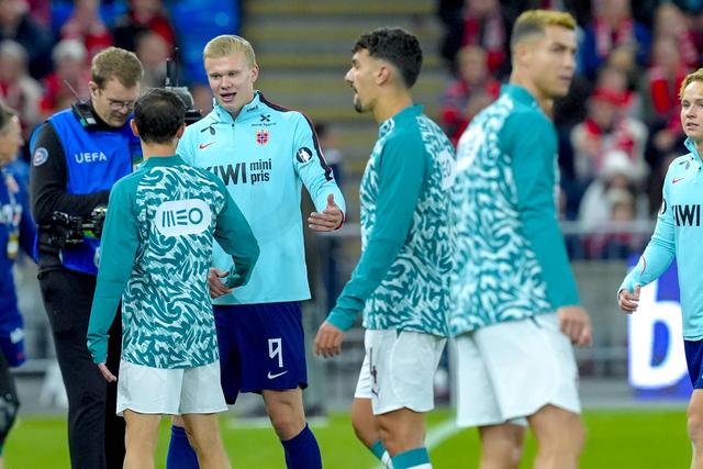 Erling Haaland reecontrou Bernardo Silva no Noruega-Benfica da Liga das Nações. Foram companheiros de equipa no Man. City antes do o português rumar ao Real Madrid - Foto: IMAGO