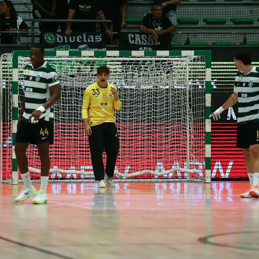 Tomás Caramelo estreou-se pela equipa principal de andebol do Sporting com 16 anos - Foto: Sporting