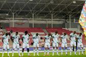 Equipa da Irlanda de cabeça baixa durante o hino de Israel (IMAGO)