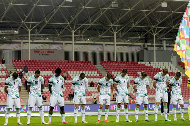 Equipa da Irlanda de cabeça baixa durante o hino de Israel - Foto: IMAGO