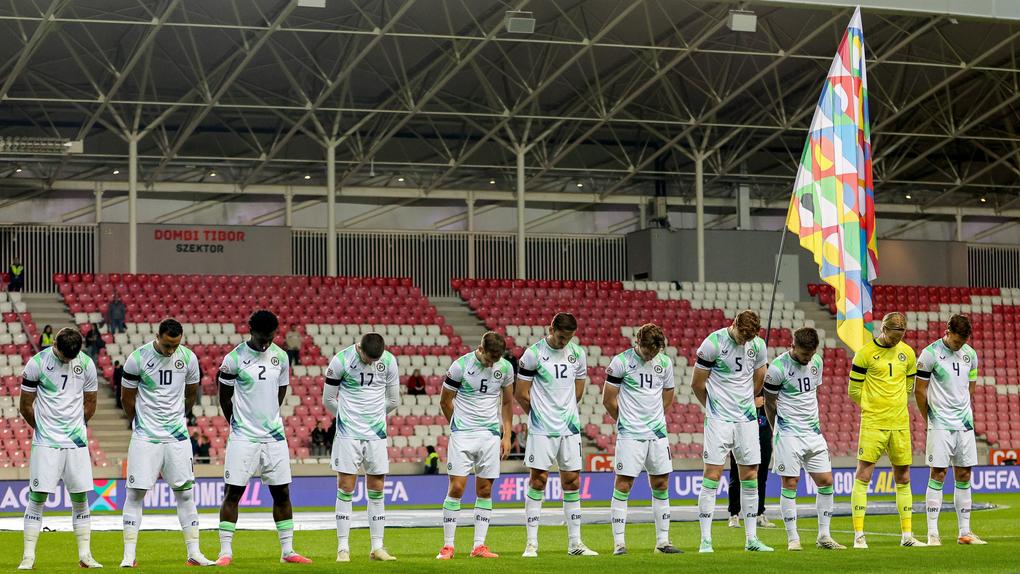 Equipa da Irlanda de cabeça baixa durante o hino de Israel (IMAGO)