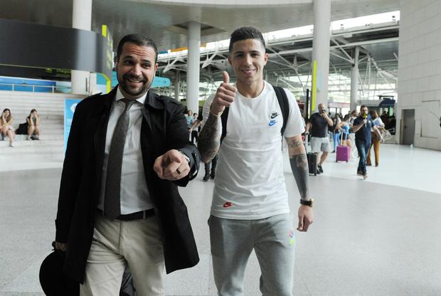 Rui Pedro Braz na chegada a Lisboa, com Enzo Fernández (foto: A BOLA)