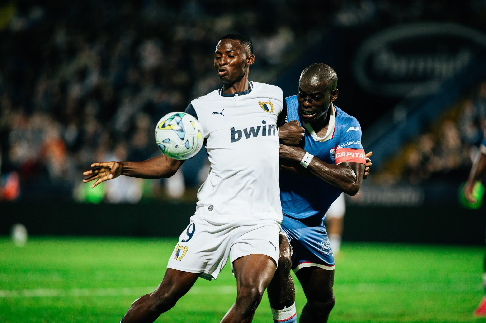 Umar Abubakar é uma solução muito válida para Carvalhal, que utiliza quase sempre o nigeriano — Foto: Famalicão