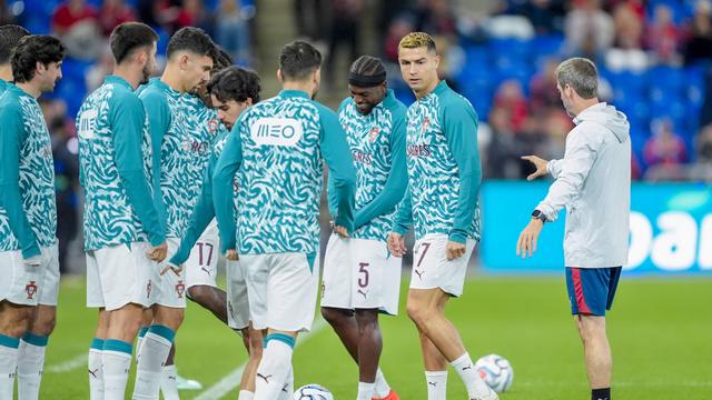 Ronaldo com os suplentes do Noruega-Portugal - Foto: Imago