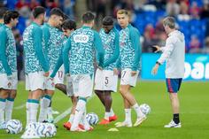 Ronaldo com os suplentes do Noruega-Portugal - Foto: Imago