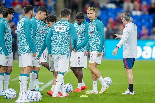 Ronaldo com os suplentes do Noruega-Portugal - Foto: Imago