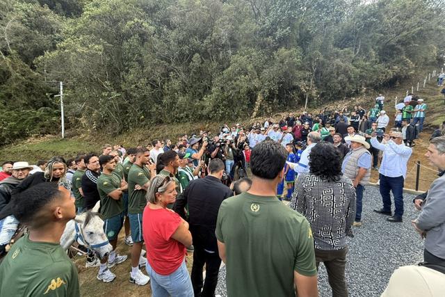 Delegação no Cerro Chapecoense, local da tragédia de 2016 na Colômbia - foto Alessandra Seidel/ACF/Instagram/Chapecoense