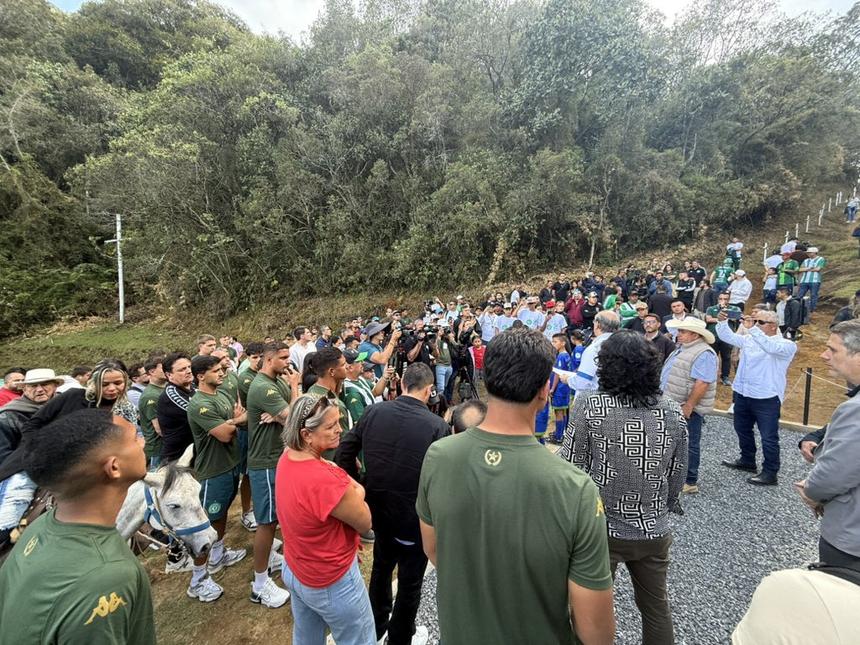 Delegação no Cerro Chapecoense, local da tragédia de 2016 na Colômbia - foto Alessandra Seidel/ACF/Instagram/Chapecoense