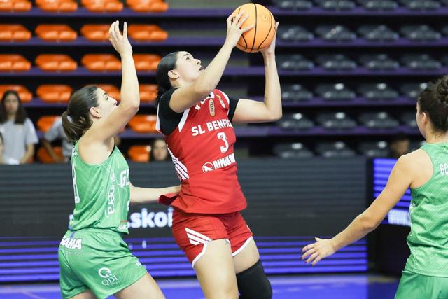 Mariana Valenzuela ataca o cesto no jogo do Benfica contra o GDESSA que valeu a conquista da Supertaça feminina de basquetebol -  Foto: Benfica