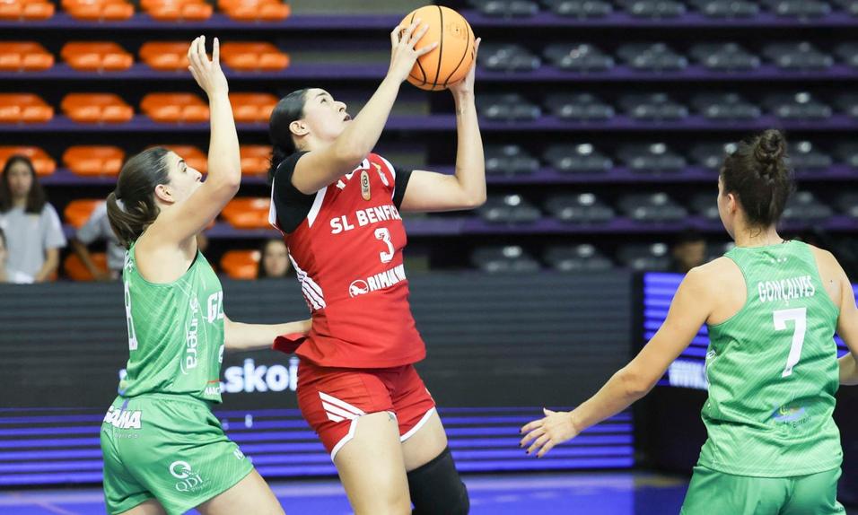 Mariana Valenzuela ataca o cesto no jogo do Benfica contra o GDESSA que valeu a conquista da Supertaça feminina de basquetebol -  Foto: Benfica