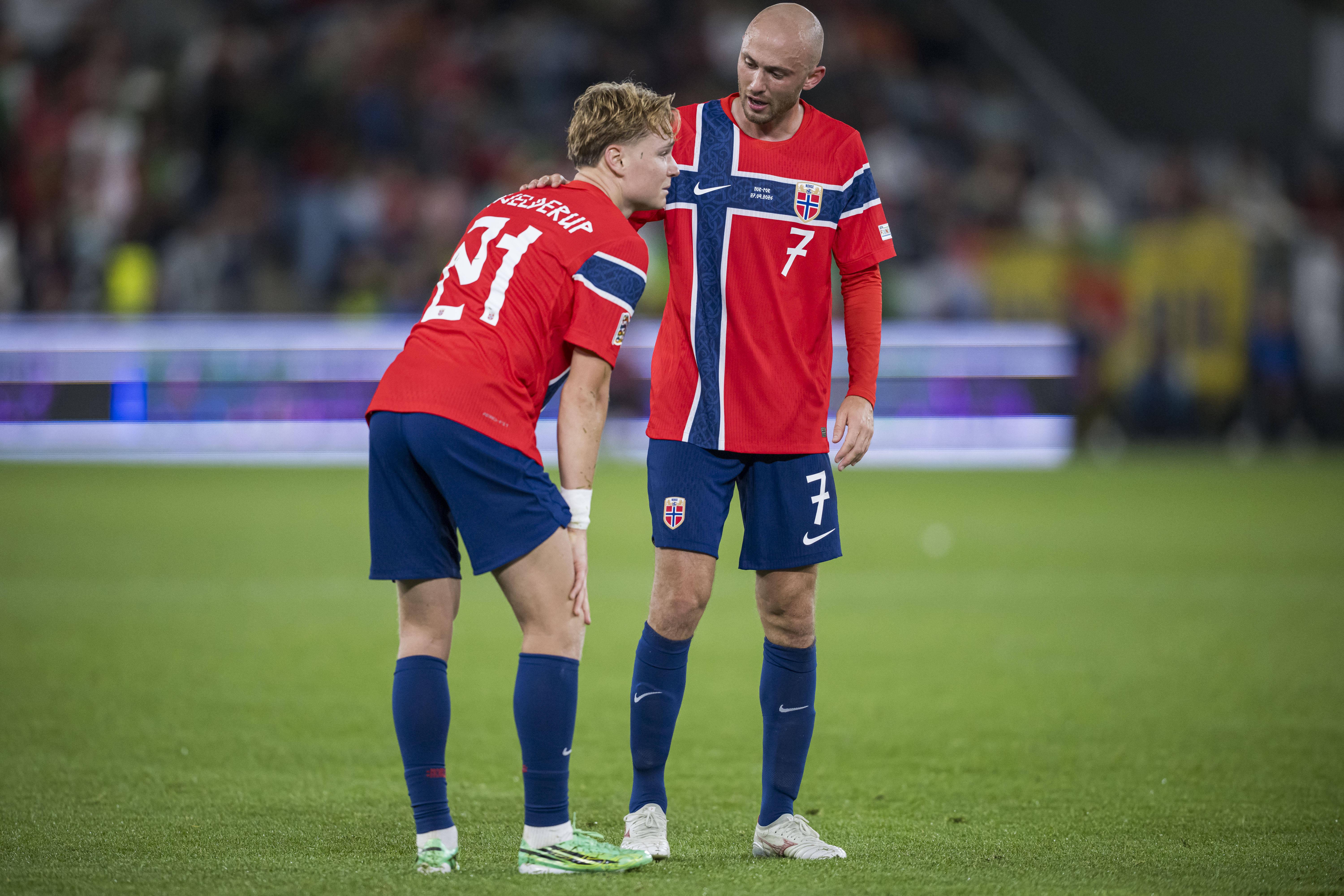 A dupla do Benfica, Schjelderup e Aursnes, tem estado em destaque na ala direita da Noruega - Foto: Imago