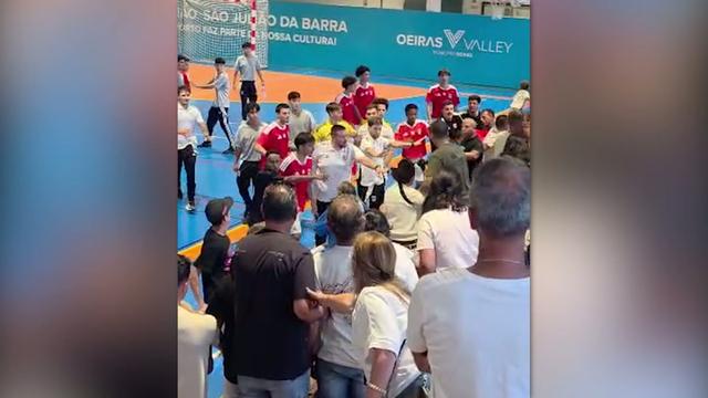 Futsal Oeiras-Benfica termina com enorme confusão