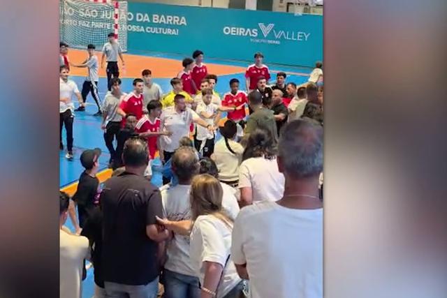 Futsal Oeiras-Benfica termina com enorme confusão