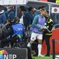 O momento em que, logo após o apito final, Ronaldo abandona o relvado rumo aos balneários - Foto: EPA/PAULO NOVAIS