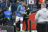 O momento em que, logo após o apito final, Ronaldo abandona o relvado rumo aos balneários - Foto: EPA/PAULO NOVAIS