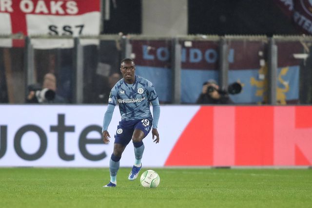 Vídeo: Moussa Diaby oferece camisola a adepto em lágrimas por lhe terem retirado tarja