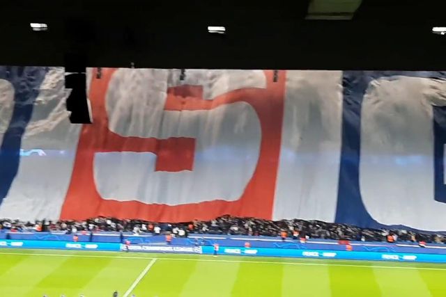 O brutal tifo do PSG para o Milan