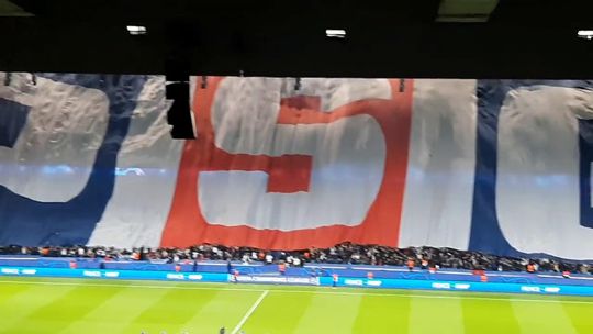 O brutal tifo do PSG para o Milan