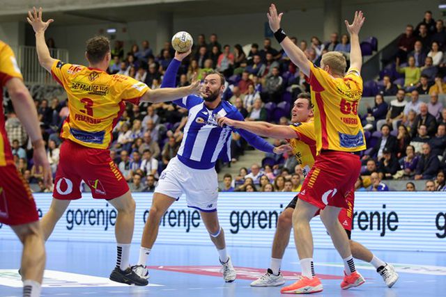 Mergulho de jogador do FC Porto dá «dos golos mais impressionantes do ano»