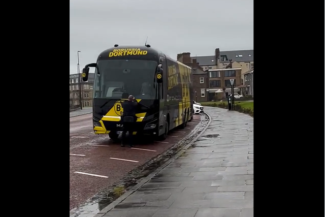 Autocarro do Dortmund... multado junto ao estádio do Newcastle