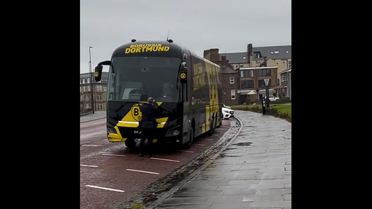 Autocarro do Dortmund... multado junto ao estádio do Newcastle