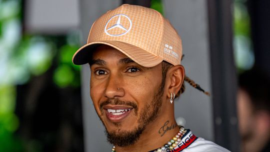 Hamilton: «Verstappen sai do carro e nem sua»