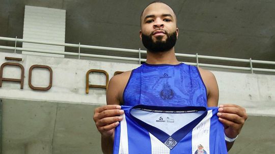 Vídeo: basquetebolista do FC Porto ‘atropela’ operador de câmara… mas tudo acaba bem