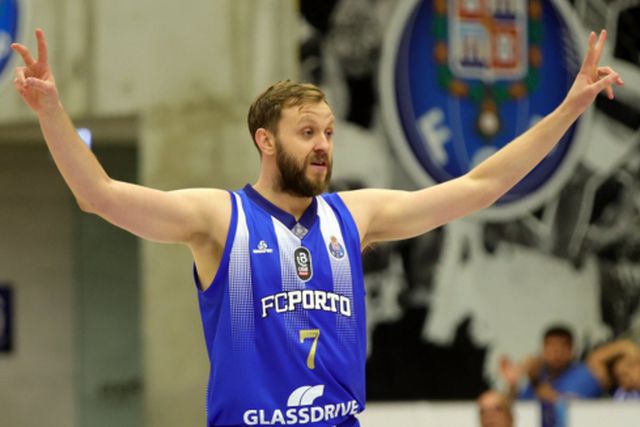 FC Porto derrota Esgueira e segue invencível na Liga