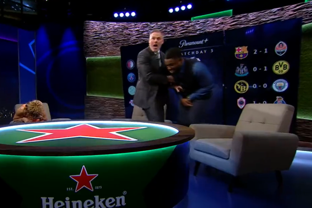 Micah Richards quis imitar festejo de Mbappé e... rasgou as calças (vídeo)