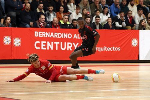 Benfica sua para vencer nas Caxinas