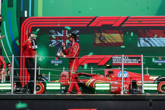 Carlos Sainz festeja vitória no México