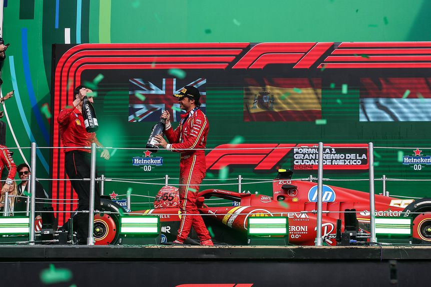 Carlos Sainz festeja vitória no México