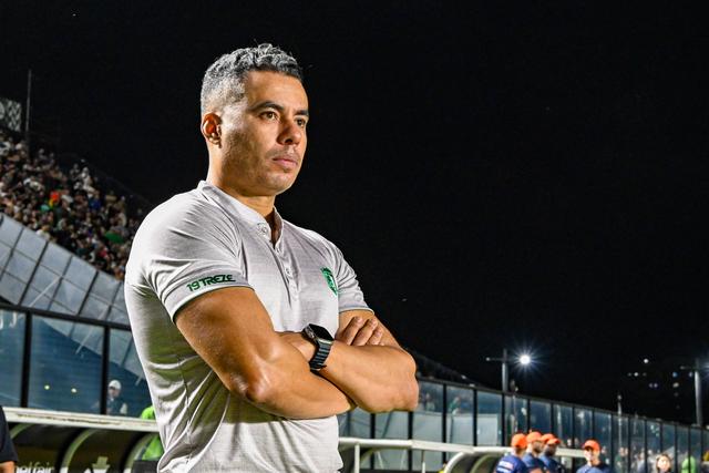 Dia de azar no Maracanã: treinador levou bolada e foi demitido (vídeo)