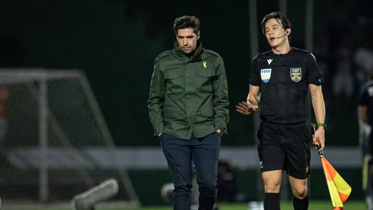 Abel Ferreira visa jornalistas: «Os profetas do acontecido»