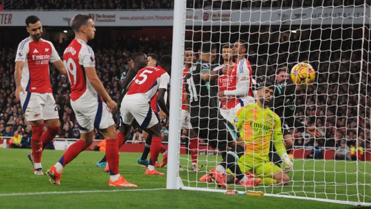 Golo tardio de Salah dá empate entre Arsenal e Liverpool