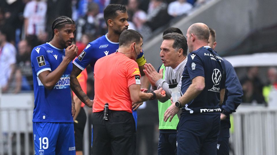 Inédito: Auxerre pede «reserva técnica» depois de penálti polémico e jogo pode ser repetido