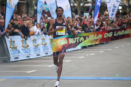 Yomif Kejelcha bate recorde mundial da meia maratona