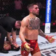 UFC (vídeo): Topuria derrota Holloway por KO e até beija rei emérito