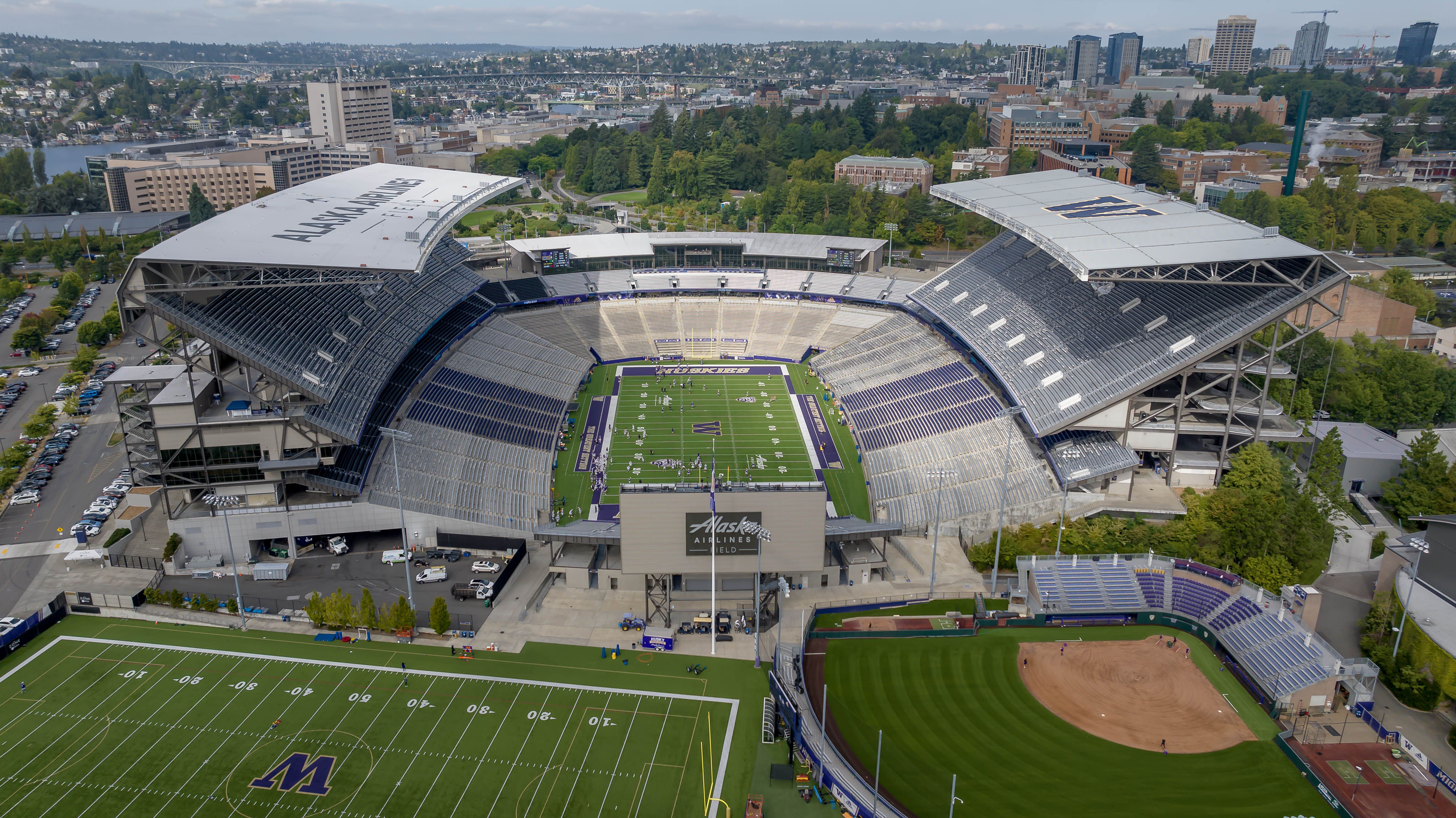 Estádio Husky, em Seattle, da Universidade do estado de Washington. Com uma capacidade para 70 mil pessoas, registou 133 decibéis em 1992, quando os Washington Huskies foram campeões universitários