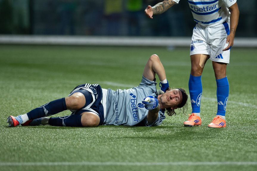 Cássio foi atingido por uma garrafa quando se preparava para bater um pontapé de baliza no empate do Cruzeiro com o Palmeiras