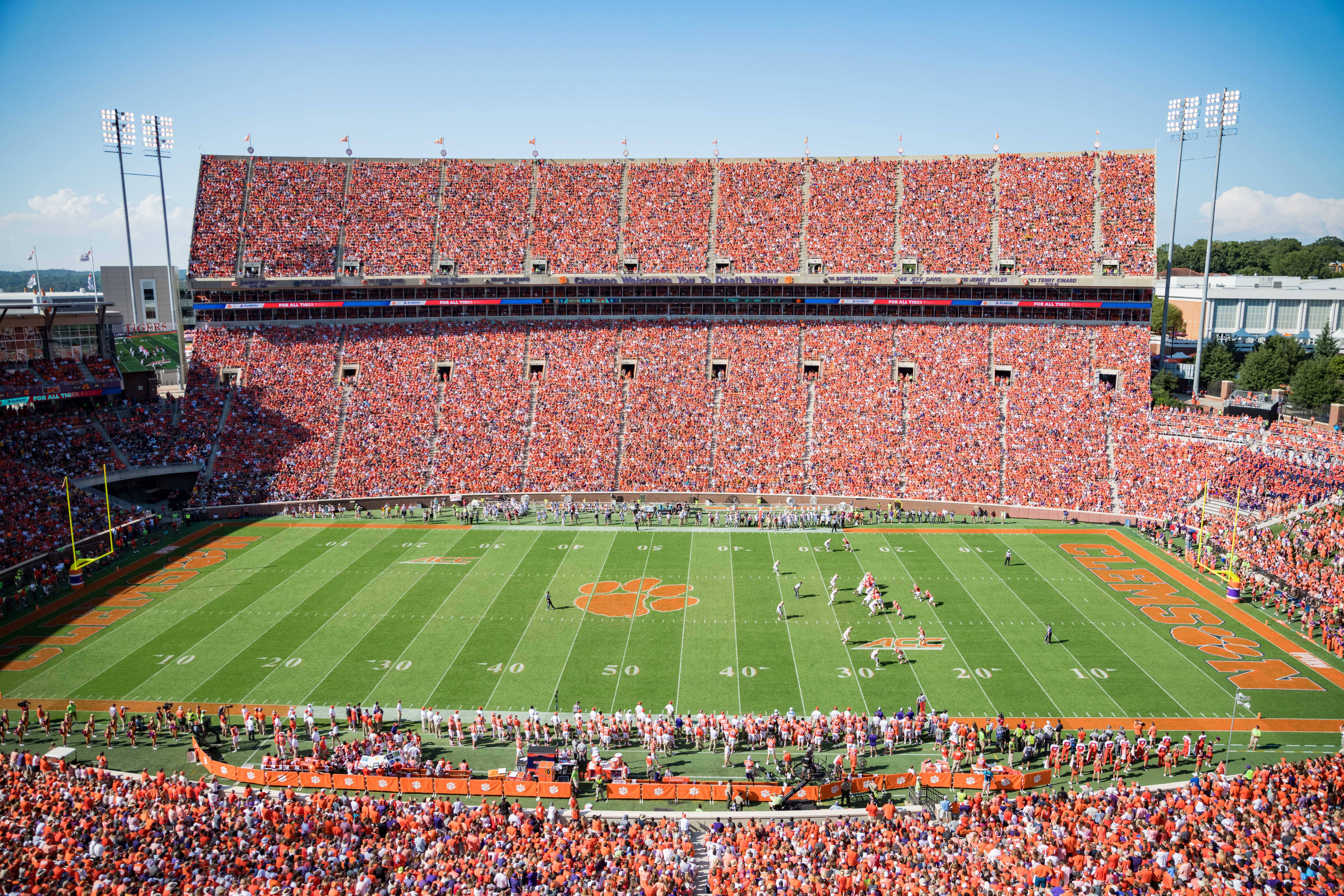 Conhecido como 'Death Valley', o Memorial pertence ao campus da Universidade de Clemson, na Carolina do Sul (EUA). Em 2007 registou 132 decibéis num jogo de futebol americano
