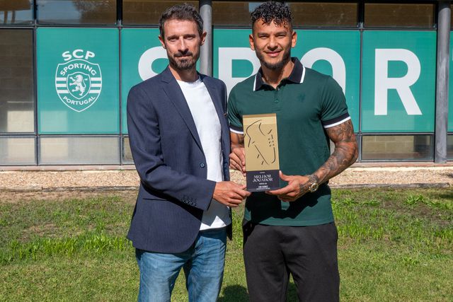 Anselmo Cardoso, vice-presidente do Sindicato dos Jogadores, entregou prémio a Luis Suárez - Foto: Sindicato dos Jogadores