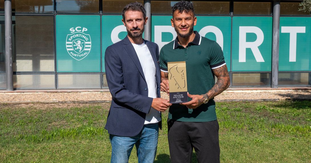 Anselmo Cardoso, vice-presidente do Sindicato dos Jogadores, entregou prémio a Luis Suárez - Foto: Sindicato dos Jogadores