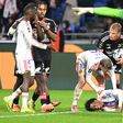 Malick Fofana sofreu uma lesão grave na vitória do Lyon diante do Estrasburgo