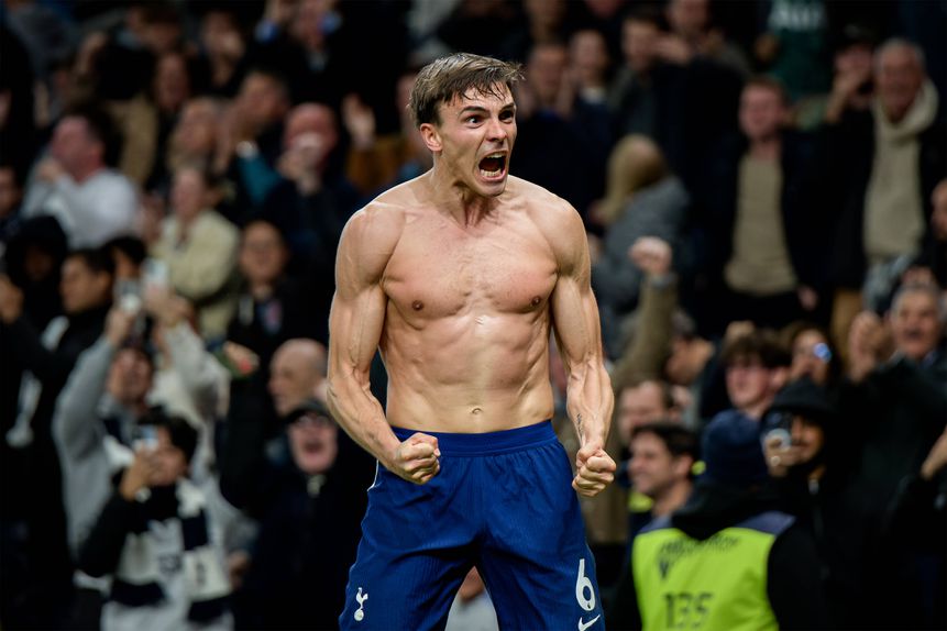 João Palhinha a celebrar o terceiro golo da temporada ao serviço do Tottenham