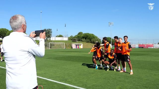 José Mourinho acabou treino a fazer de... fotógrafo