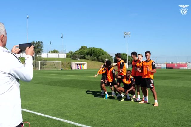 José Mourinho acabou treino a fazer de... fotógrafo