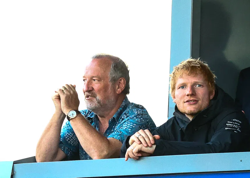 Sheeran chora derrota com lenda do Barça